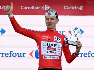 Vuelta. « Je voulais que Joshua Tarling gagne » : Tadej Pogacar aurait préféré lâcher sa victoire sur la 1re étape
