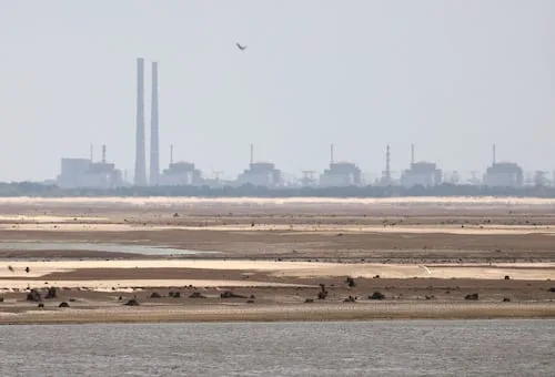 OIEA alerta que central nuclear de Ucrania se quedó sin suministro eléctrico; trata de negociar alto al fuego para reparación