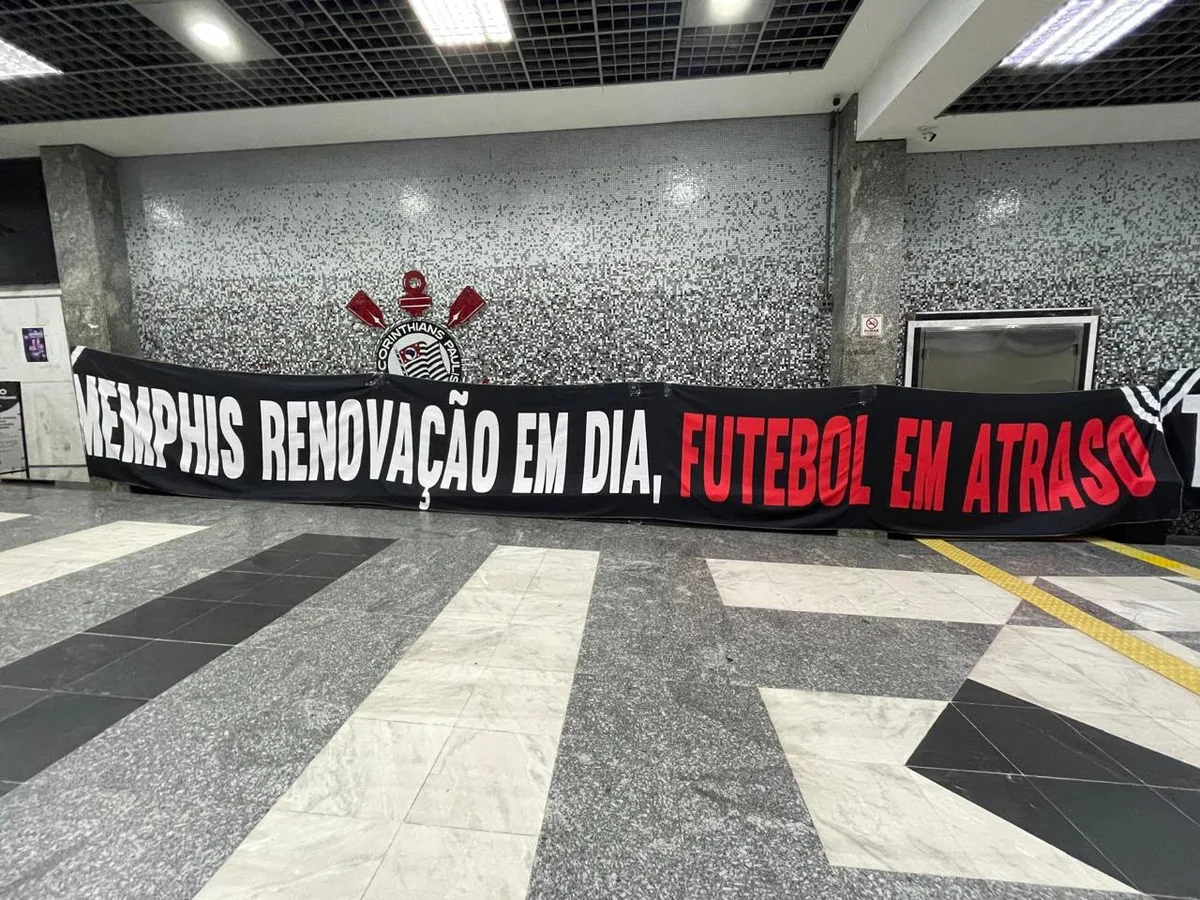 Organizadas do Corinthians protestam no Parque São Jorge: "Memphis, futebol em atraso"
