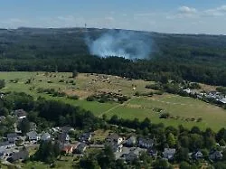 Einsatz noch nicht abgeschlossen: Feuerwehr stoppt Westerwald-Brand wenige Meter vor Wohnhäusern