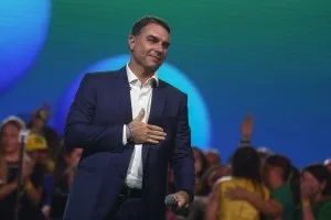 Flávio Bolsonaro é alvo de ameaça antes de agenda na cidade onde pai sofreu atentado
