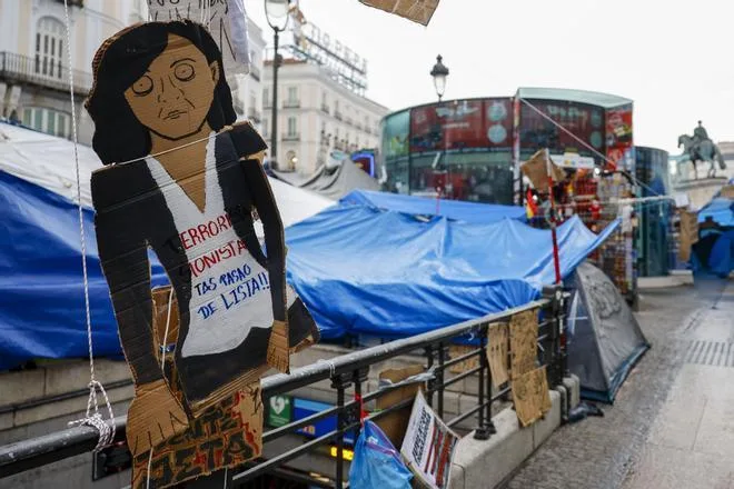 La Comunidad de Madrid denuncia ante la Fiscalía posibles delitos de odio contra Ayuso en la acampada de Sol