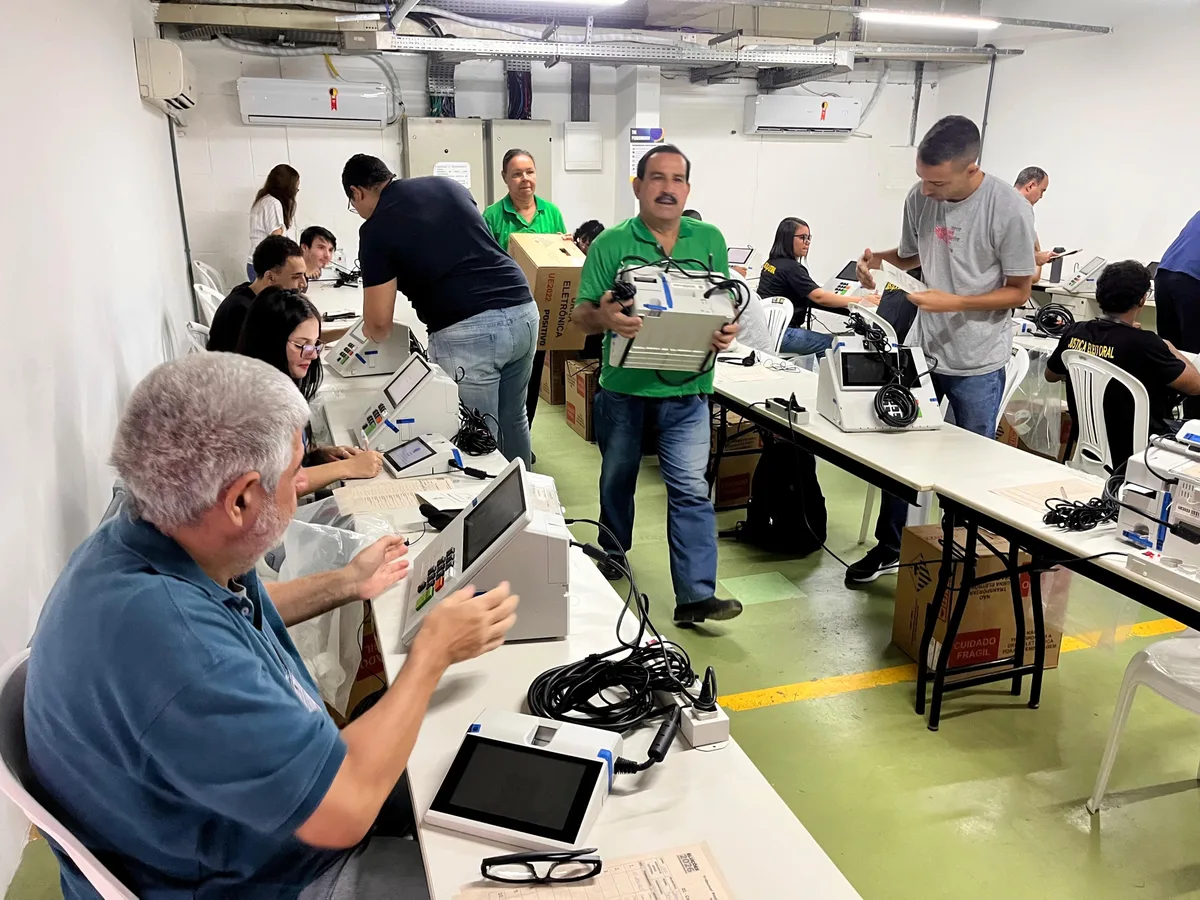 TRE inicia preparação das quase 24 mil urnas eletrônicas para 2º turno das eleições presidenciais em Pernambuco