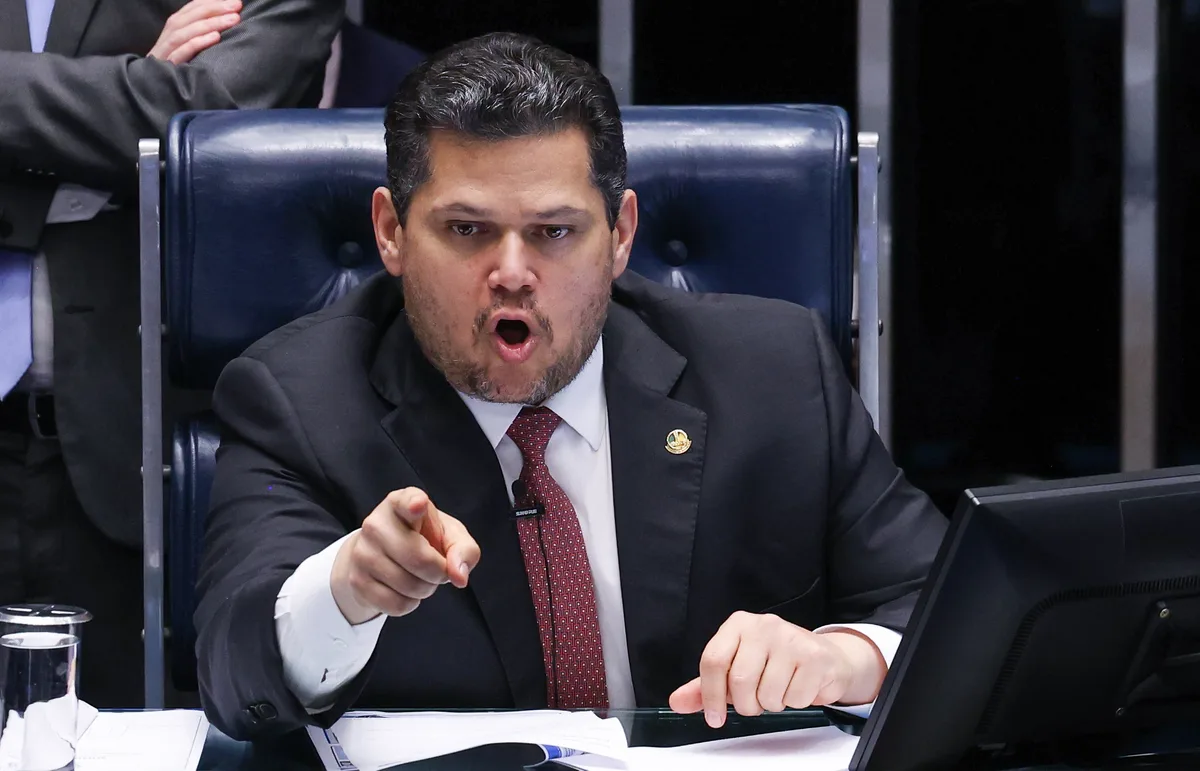 Alcolumbre defende Moraes e cobra Flávio sobre Master