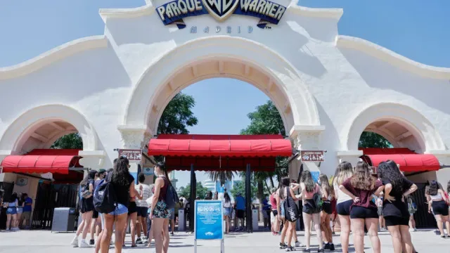 Homem fratura as duas pernas em montanha-russa no Parque Warner em Madrid