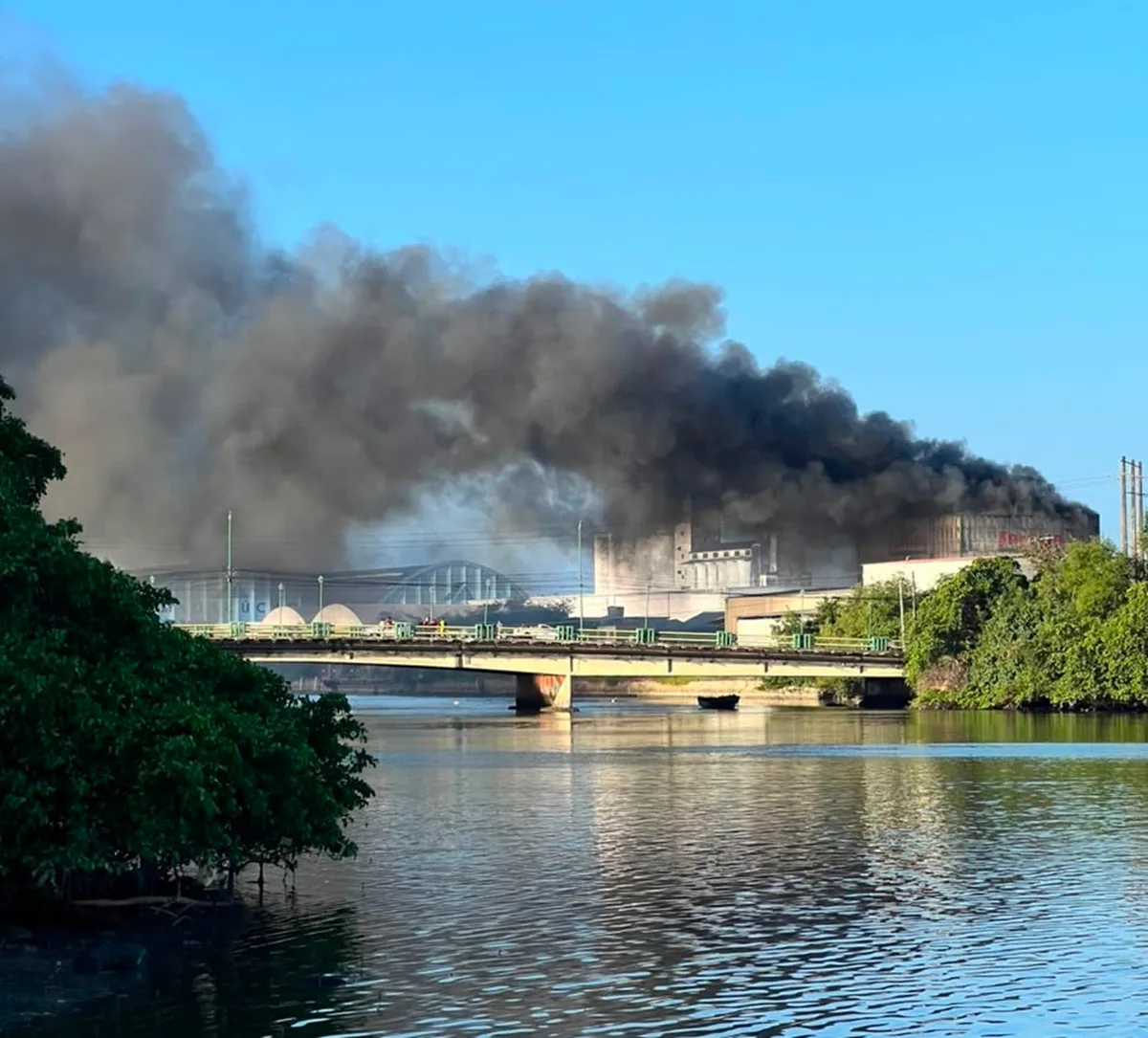 Incêndio atinge fábrica de fertilizantes no Porto do Recife; VÍDEO