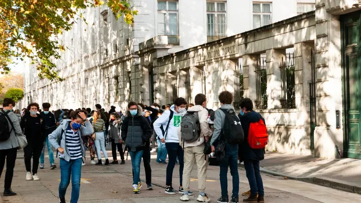 Niveau scolaire, inégalité, écrans : que restera-t-il de la politique éducative d'Emmanuel Macron ?