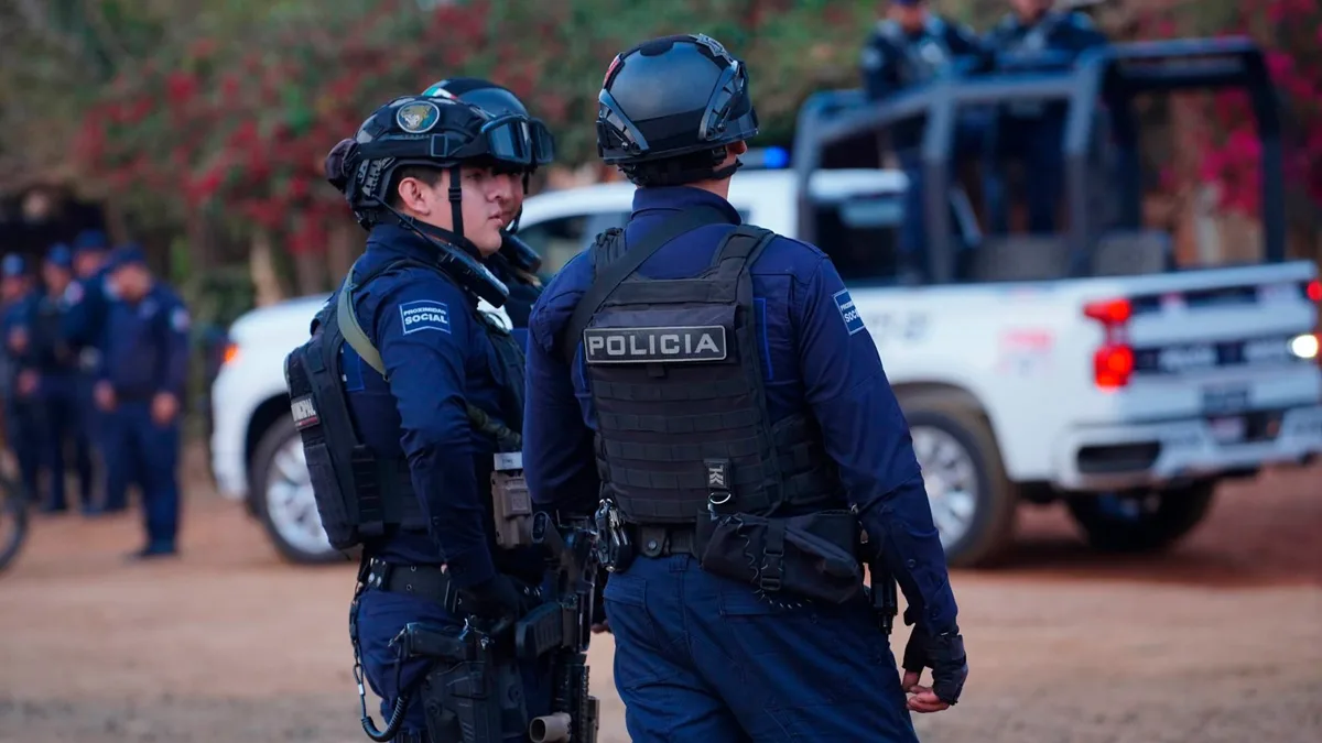 “En memoria de ellos”: familiares de 13 policías asesinados en Aguililla por el CJNG marchan en Morelia