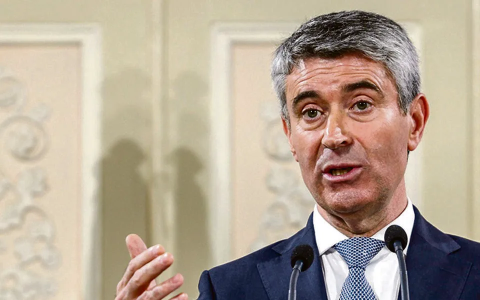 Carneiro transmite a Chapo compromisso de deputados do PS para desenvolver Moçambique