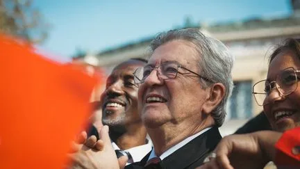 Jean-Luc Mélenchon salue "des dizaines de milliers de gens calmement mobilisés" pour les manifestations du 17 octobre, Jordan Bardella dénonce "les professionnels du chaos"