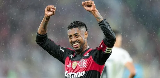 Flamengo encara o Estudiantes com Bruno Henrique e Saúl entre os titulares