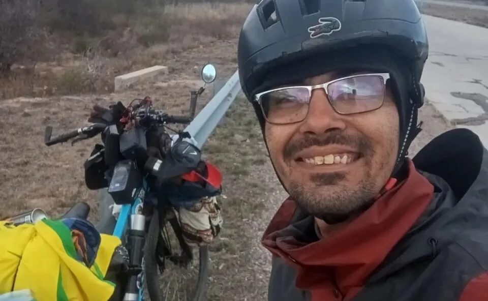 Ajudante de pedreiro que pedalou do Brasil até a Argentina, com apenas R$ 48, tem conta bloqueada e enfrenta dificuldades