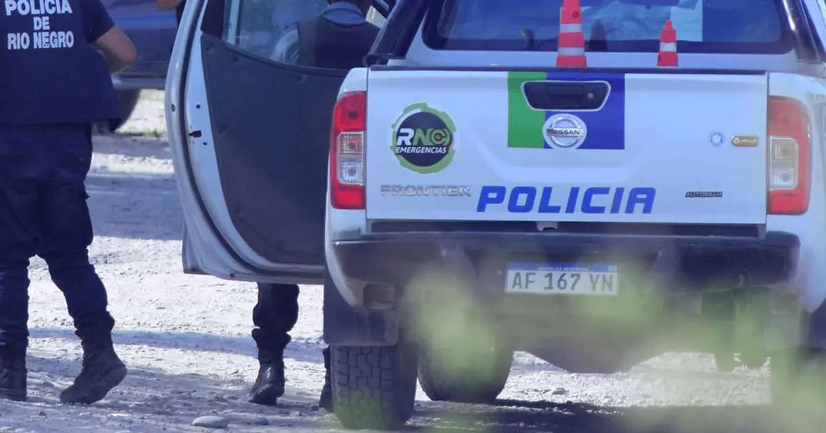 Gran operativo por un intento de femicidio en Allen: apuñaló a una mujer, hirió a un policía y murió al escapar