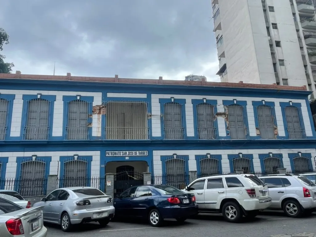 Aulas en ruinas, maestros sin casa: el sistema educativo en supervivencia