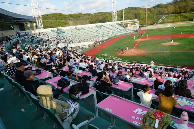 ‘1000명 넘게 몰렸다’ 울산-롯데 라이벌전, 가을에도 뜨거웠다…울산웨일즈 또 이겼다