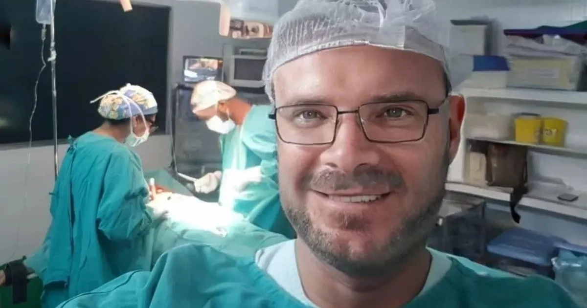 "Duermo desnudo como Haaland": los desubicados diálogos del "Doctor Kumiega" con sus pacientes