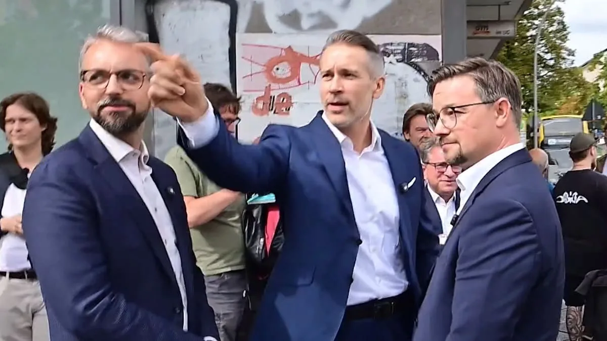 „Schämt euch“, „Nazis raus“ – Proteste bei AfD/FPÖ-Rundgang in Berlin