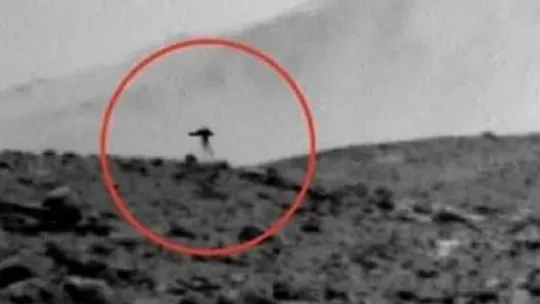 El rover Curiosity fotografia una extraña medusa flotando sobre Marte