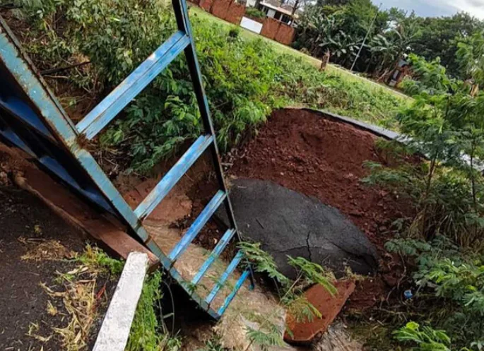 Após um mês caída, ponte de ciclovia será retirada para manutenção
