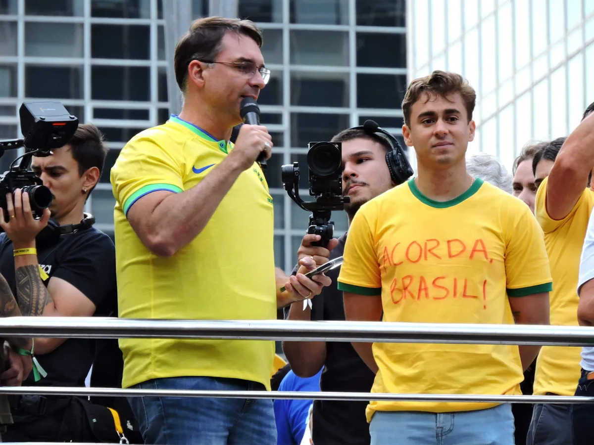 TSE revê decisão de André Mendonça e determina medida contra Flávio e Nikolas