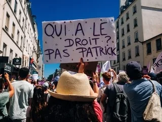 « Un grand soulagement » : des maires et plusieurs victimes saluent l’annulation de la tournée de Patrick Bruel