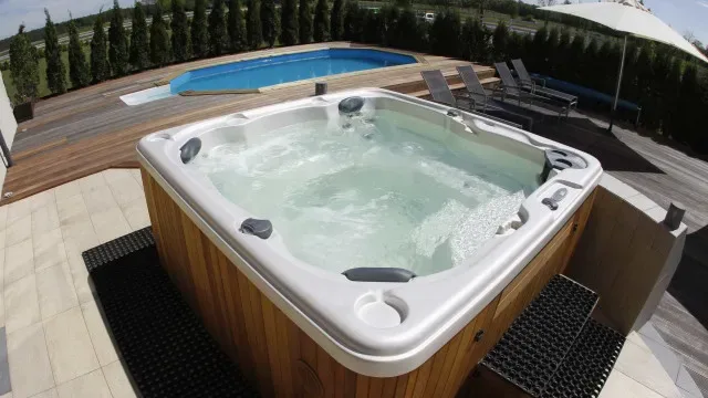 Revelada possível causa da morte de casal irlandês em jacuzzi em Espanha
