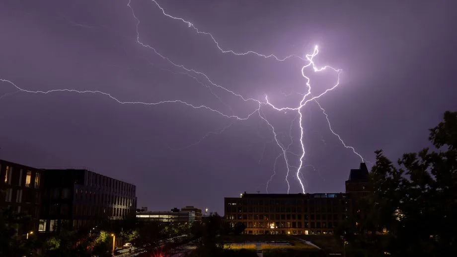 Météo : 44 départements en vigilance orange pour orages, deux pour canicule