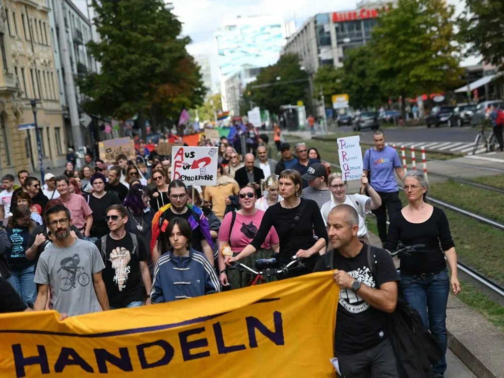 Demokratie: Zehntausende Menschen demonstrieren gegen Rechtsextremismus