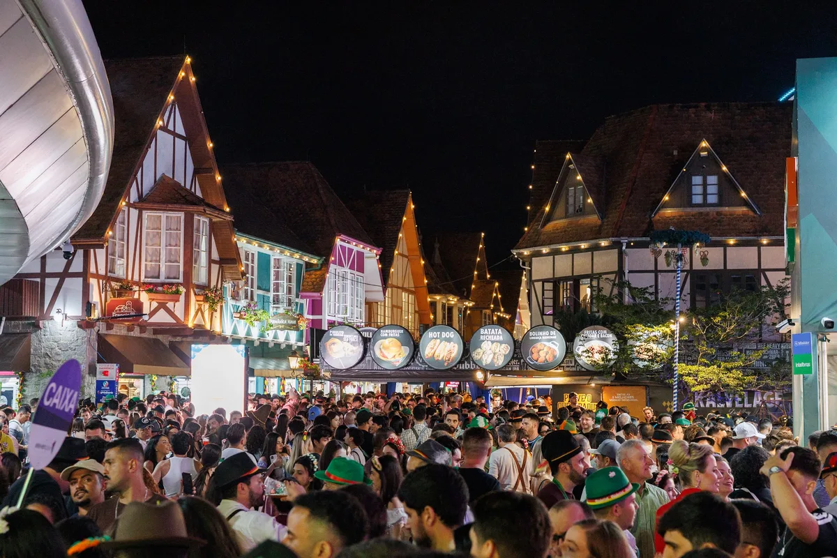 'Dançando e erguendo as muletas': trabalhador de atestado médico é demitido por justa causa ao ser flagrado na Oktoberfest