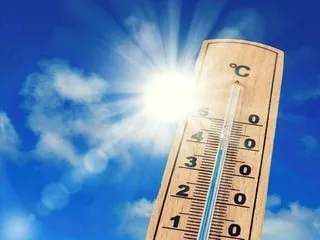 7 à 9 °C de moins : des voiles d’ombrage testés dans une rue de Paris, après les vagues de chaleur de cet été