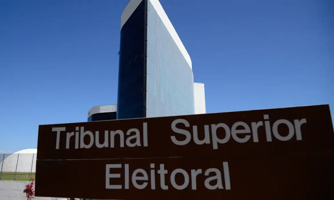 Com votos de Nunes Marques, Mendonça e Toffoli, TSE livra Flávio de multa por IA de Bolsonaro