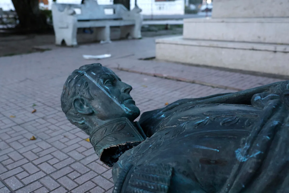 Estatua de Simón Bolívar sufrió daños al caer durante el terremoto en Panamá (FOTOS)