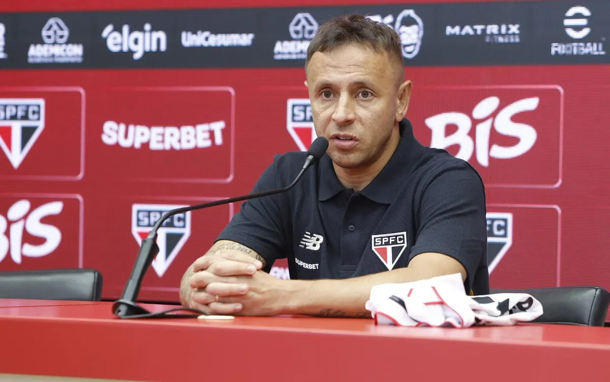 Rafinha é denunciado no STJD por ofensas contra árbitro em derrota do São Paulo