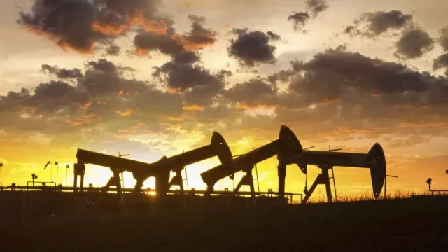 Petróleo sobe 0,7% e ultrapassa 106 dólares por barril