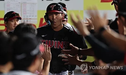 오지환, 홈런 2개·4타점 폭발…LG, 선두 kt 잡고 5연승 질주