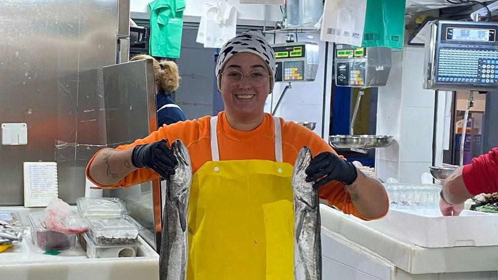 Noelia, pescadera: "Si compras merluza fresca, mejor que sea de la costa del Mediterráneo. No hay que congelarla"