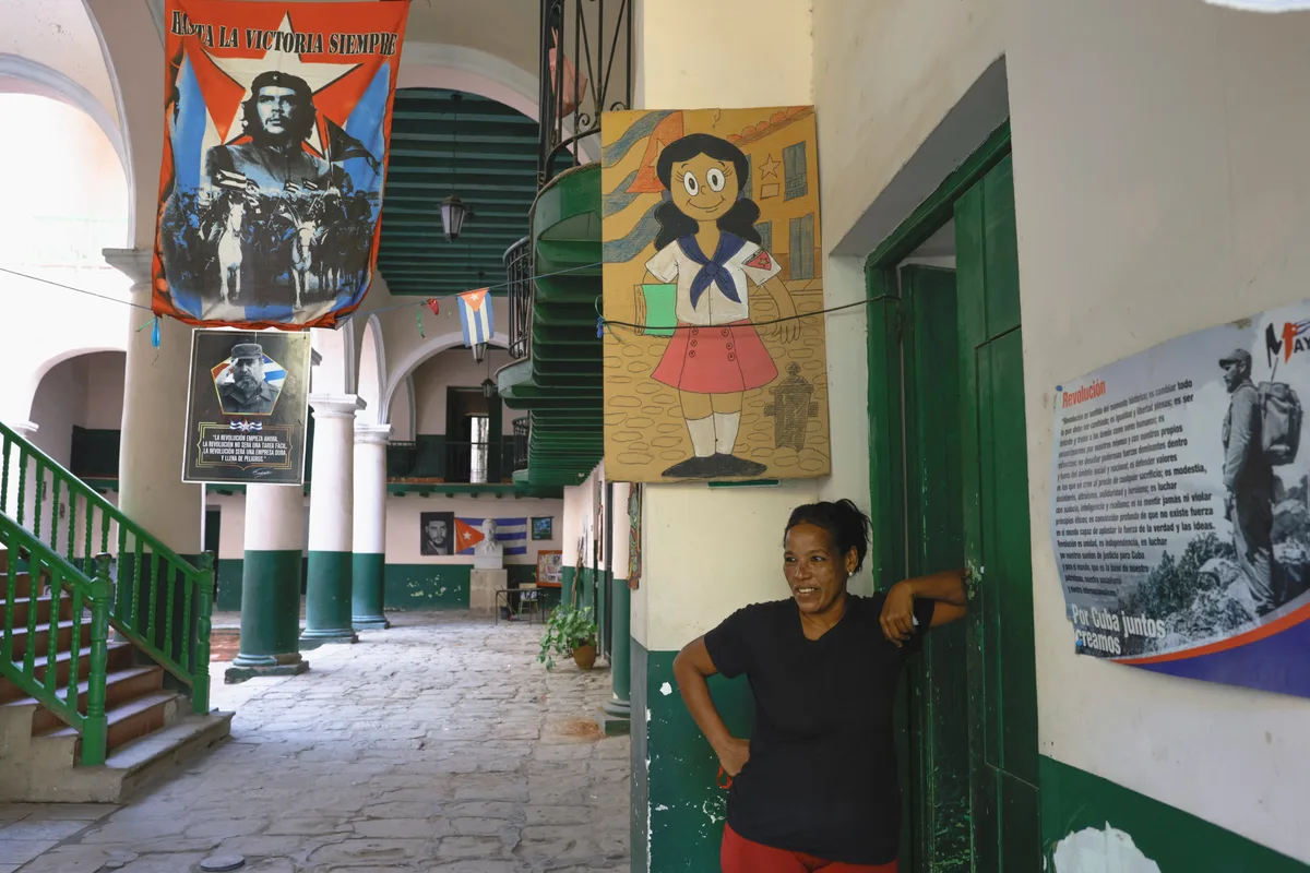 Entre apagones diarios: así se preparan los padres, niños, maestros y distribuidores de uniformes para el inicio de clases en Cuba