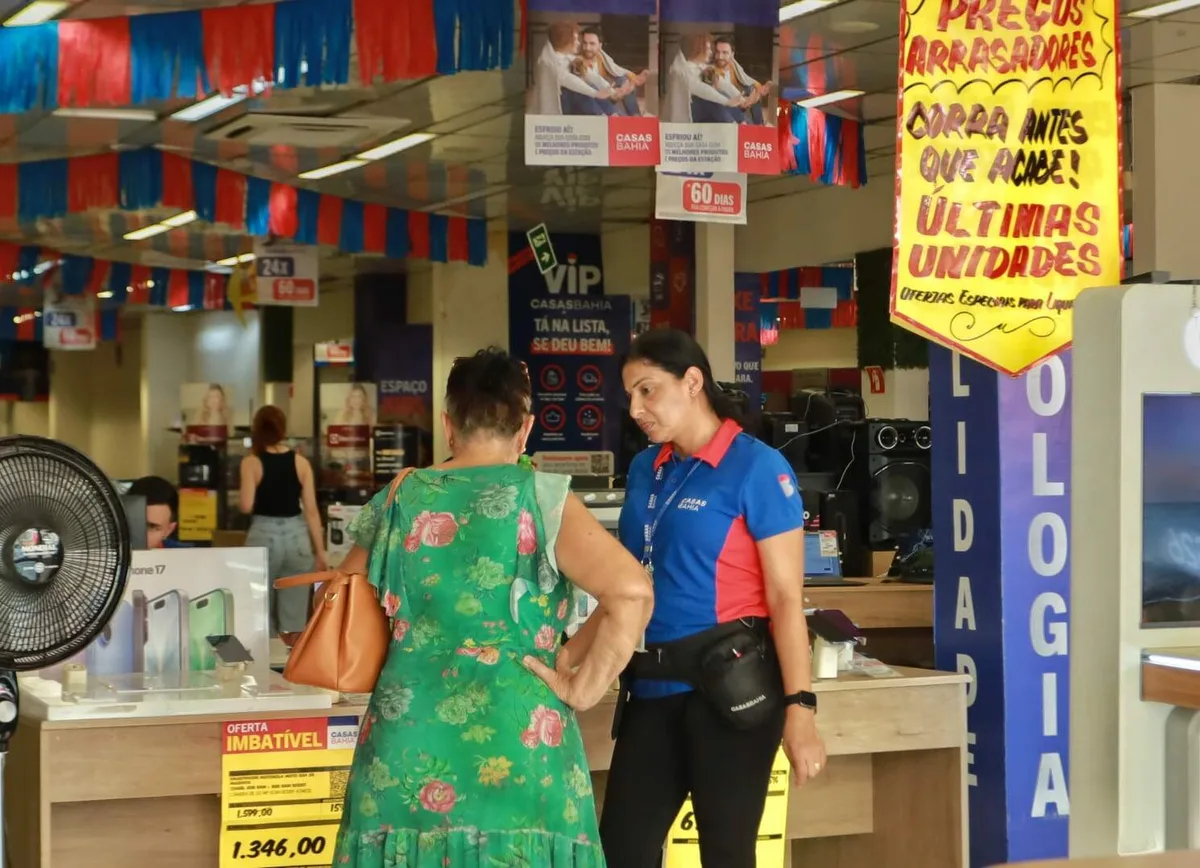 Apesar da crise nacional, carnê ainda mantém clientela fiel às Casas Bahia