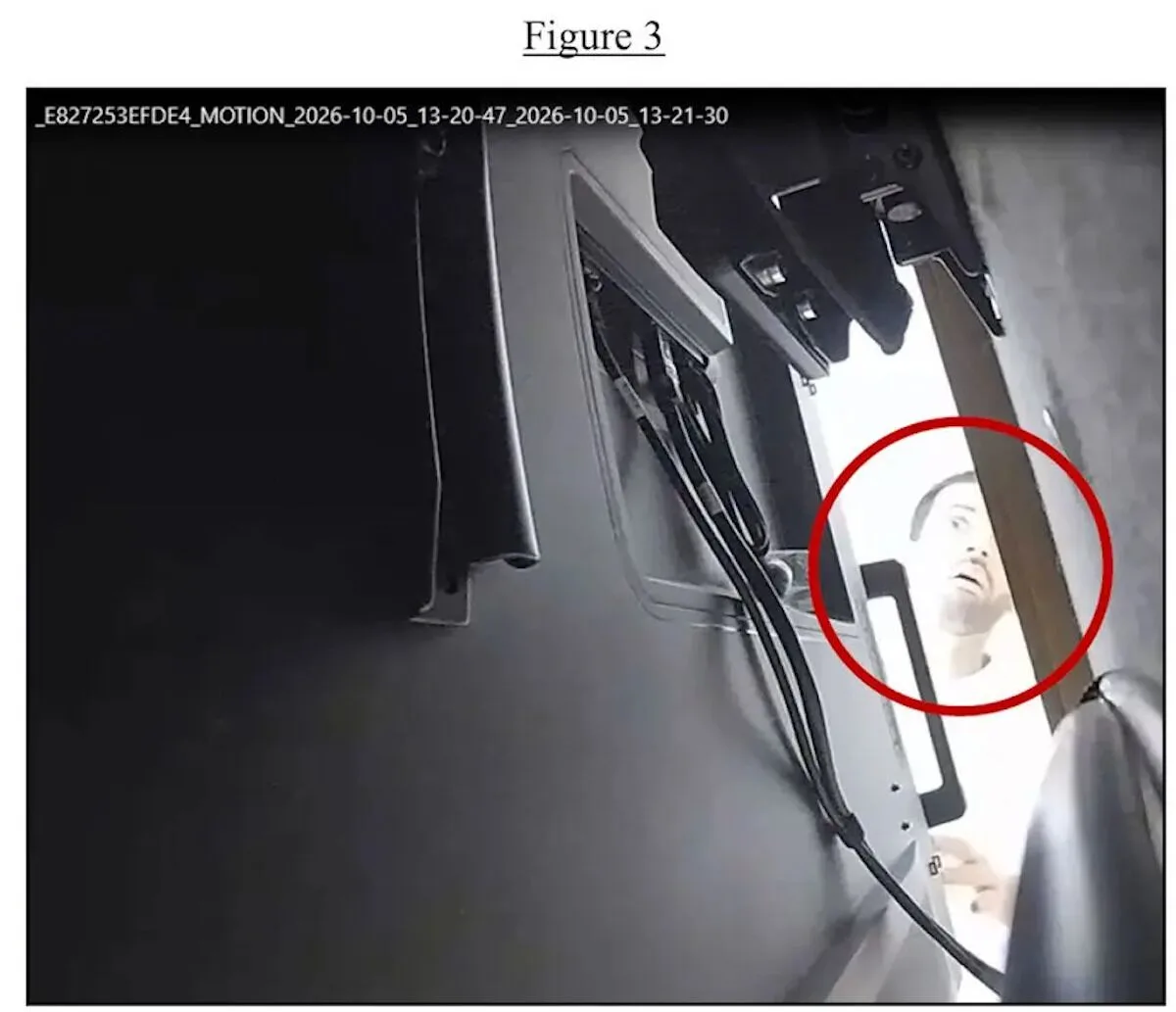 Microfone escondido no papel higiénico na OpenAI acabou com uma detenção do FBI