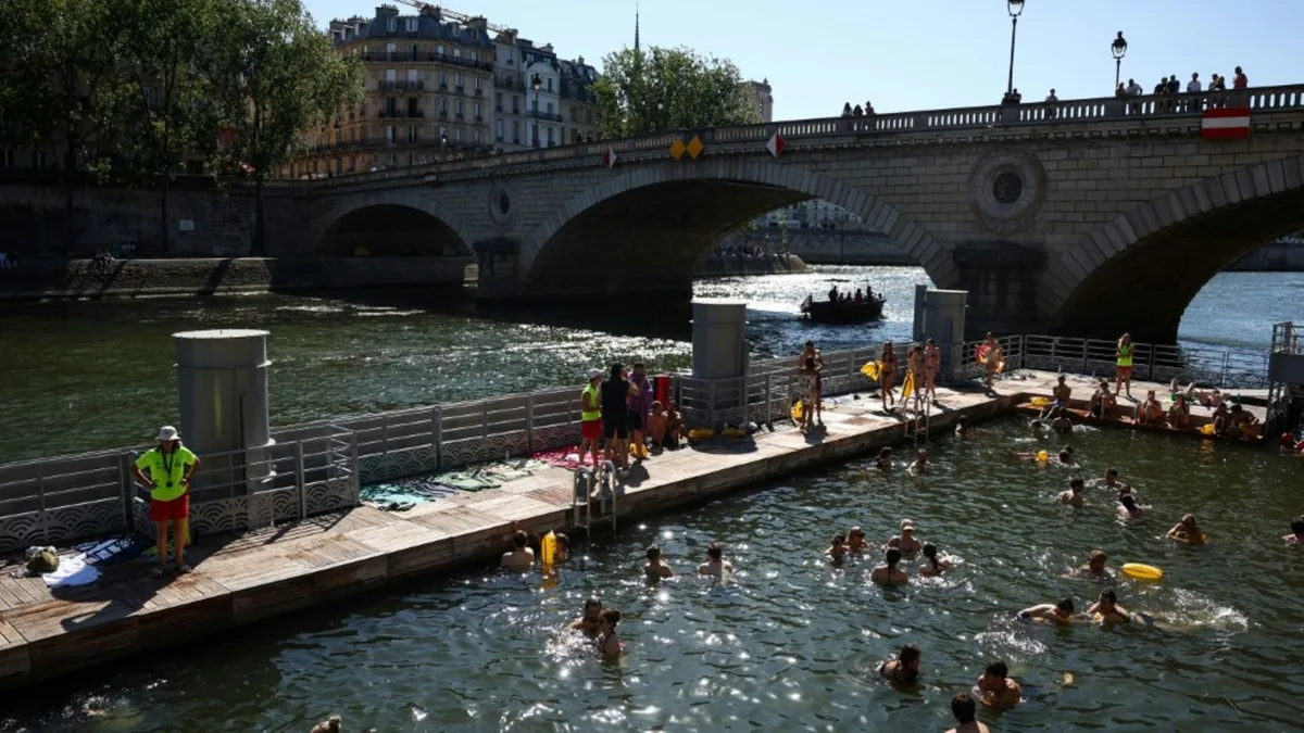 180.000 Besucher: Baden in Pariser Flussbädern erfreut sich großer Beliebtheit