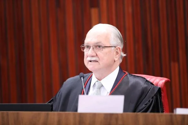 'Cargo não confere privilégio, mas impõe limite', diz Fachin após relatório da PF sobre Moraes