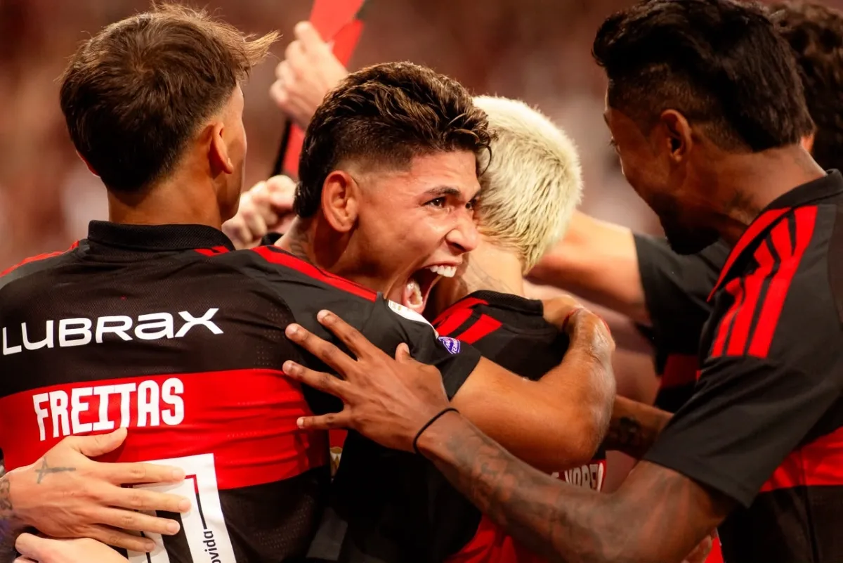 No Maracanã, Flamengo vence Fluminense e mantém liderança do Brasileirão