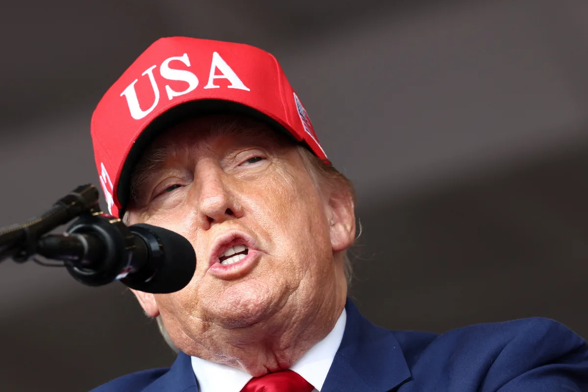 Trump diz que a França 'está em chamas' e 'destruída' pela imigração