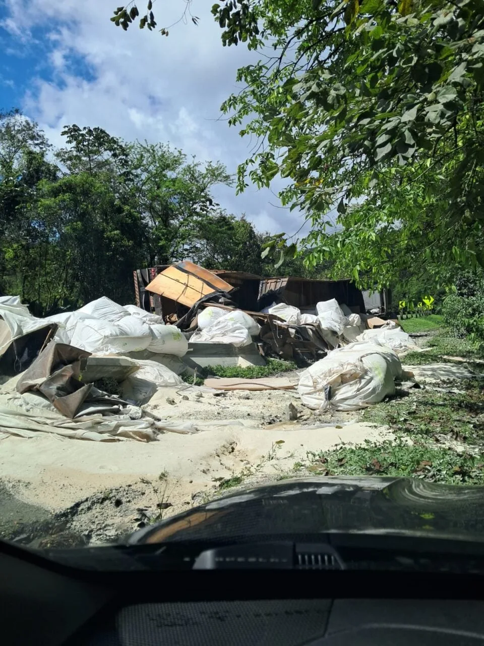 Caminhão tomba e carga de fertilizantes bloqueia pista da BR-277, em Morretes