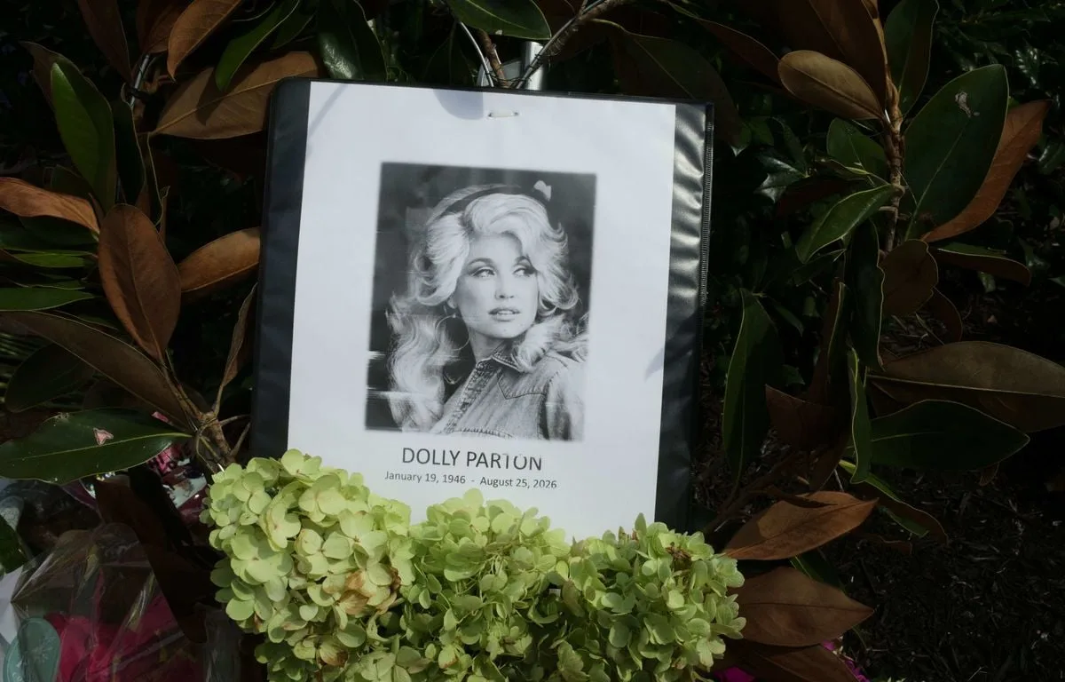 « Elle a montré qu’on devait vivre sa vie sans s’excuser »… A Rock en Seine, les fans saluent la mémoire de Dolly Parton