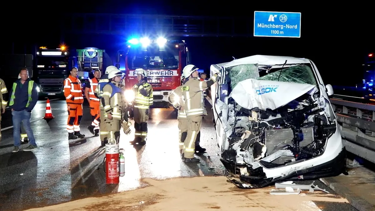 Schwerverletzte auf A9 - Vollbesetzter Kleinbus rast in Wohnmobil