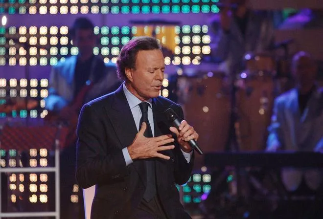 La Fiscalía rectifica y considera ahora que la Audiencia Nacional puede investigar la querella contra Julio Iglesias