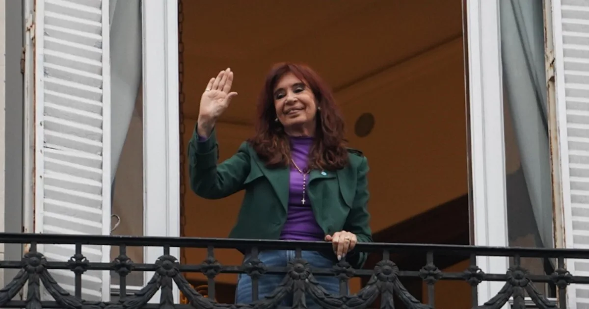 Investigan los movimientos de Cristina Kirchner luego de la compra del departamento vecino