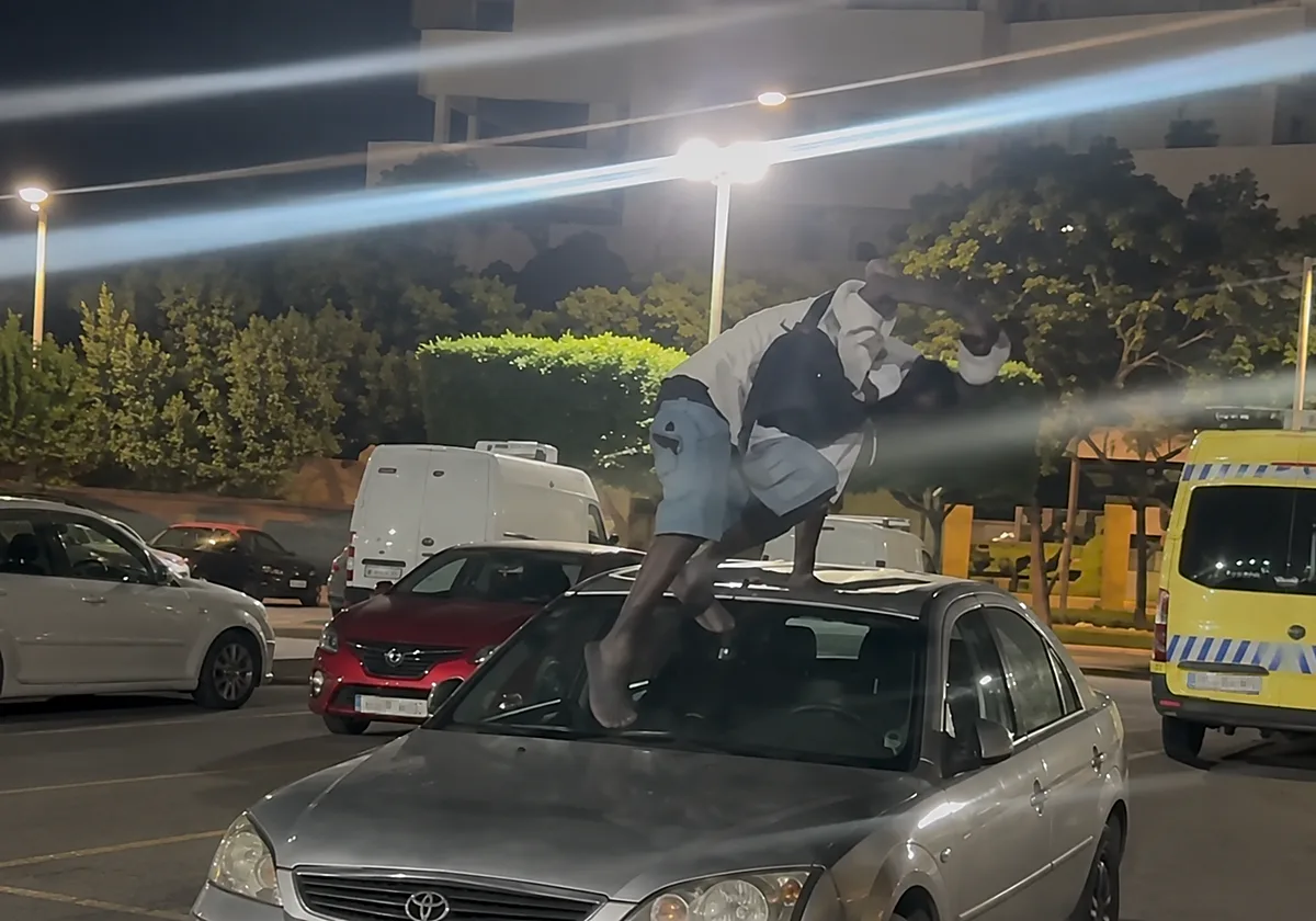 Se graba mientras destroza cinco coches en un aparcamiento de El Ejido y acaba detenido