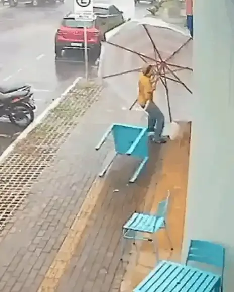 Atendente é arrastado pelo vento ao tentar ajeitar guarda-sol